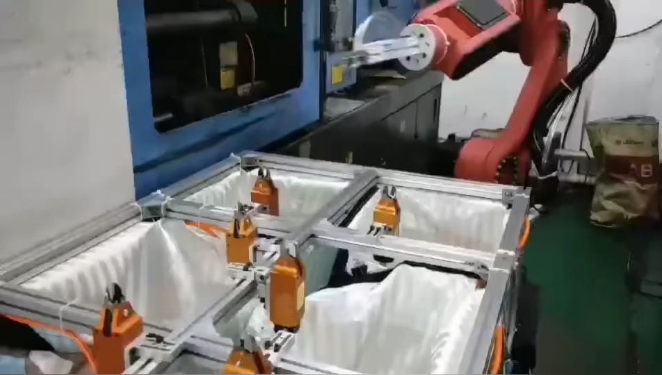 工業機器人注塑常州萊柯工業.png
